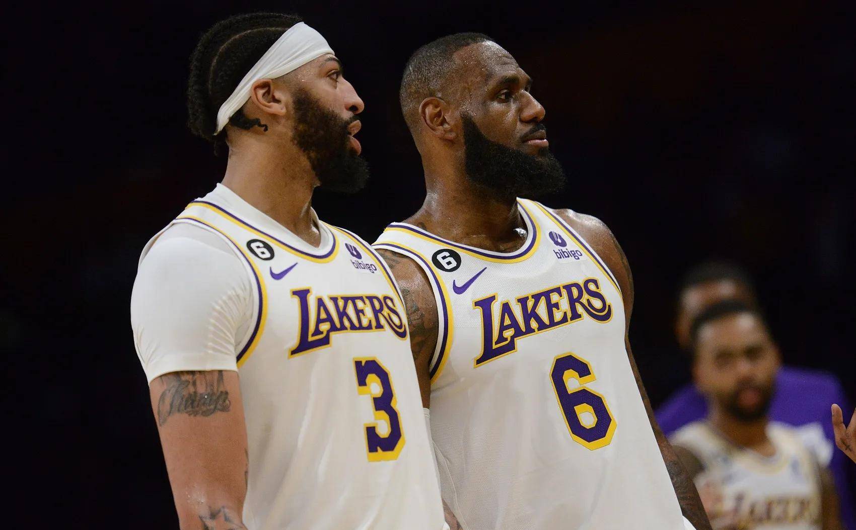 头球偏出而 头球偏出而